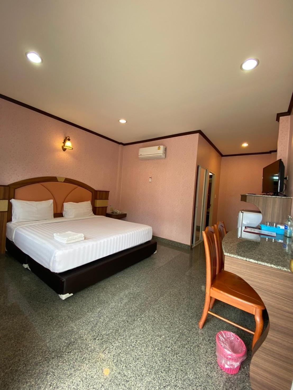 Soda Resort Kamphaeng Phet Buitenkant foto