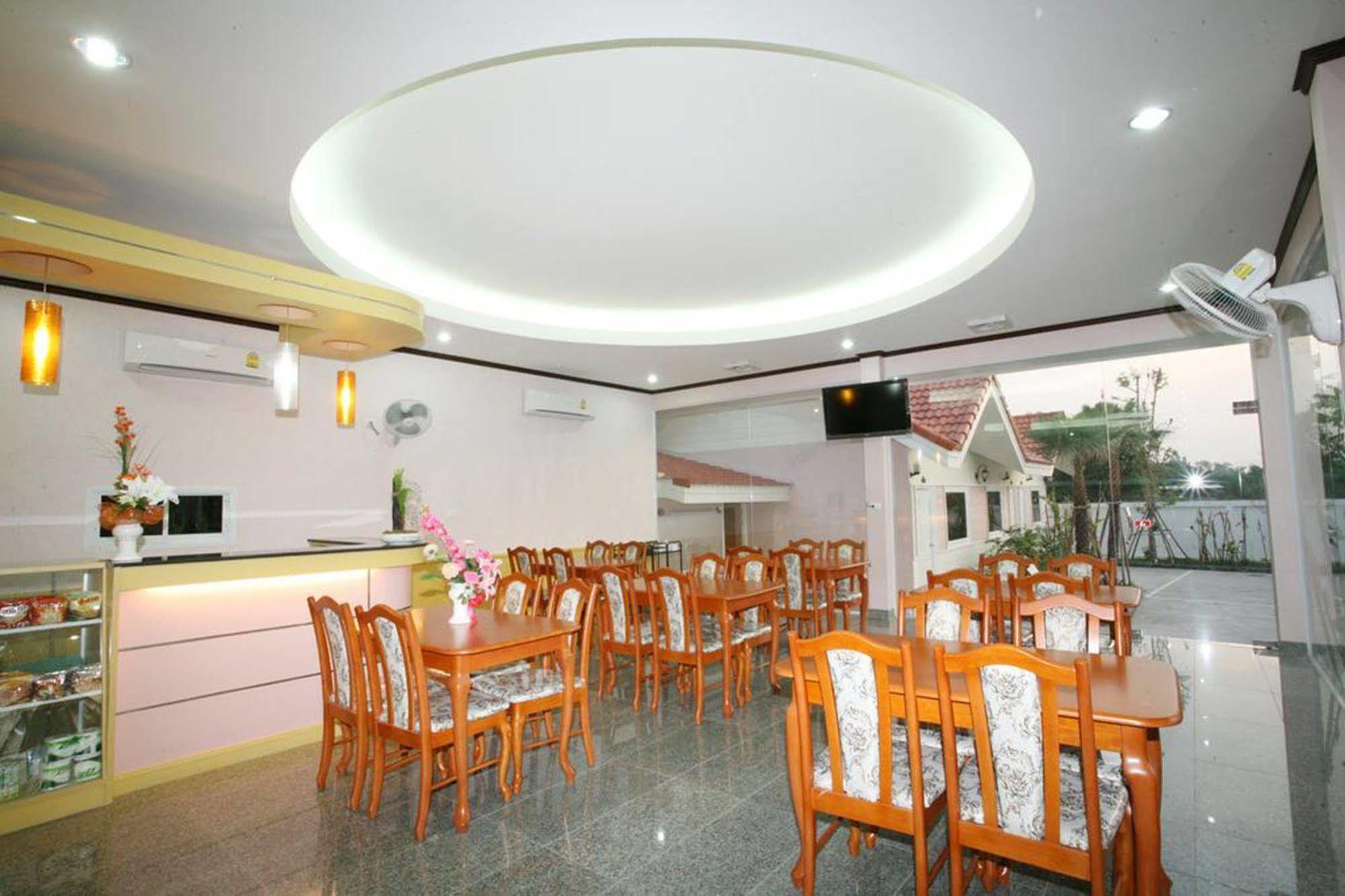 Soda Resort Kamphaeng Phet Buitenkant foto
