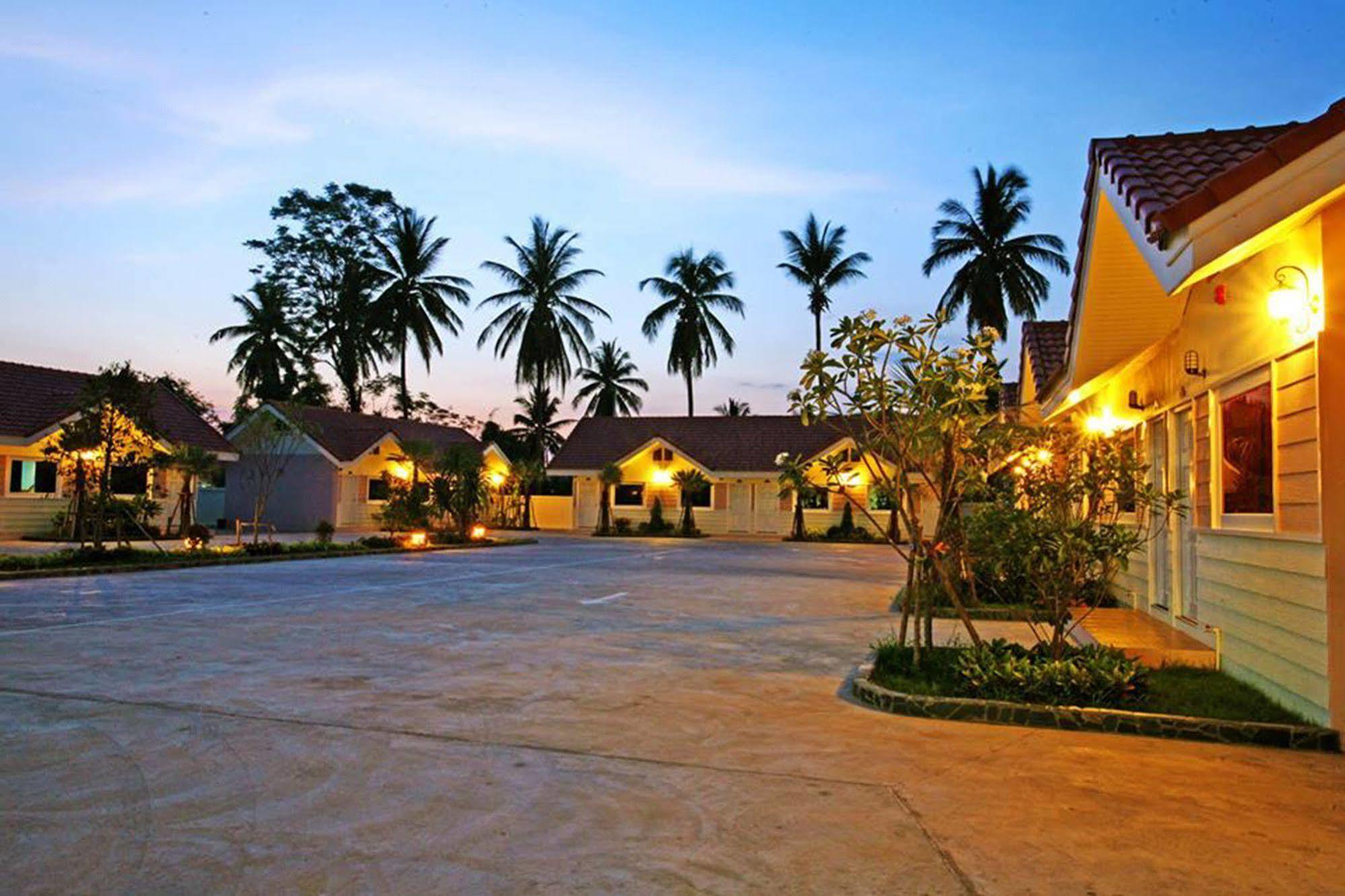 Soda Resort Kamphaeng Phet Buitenkant foto