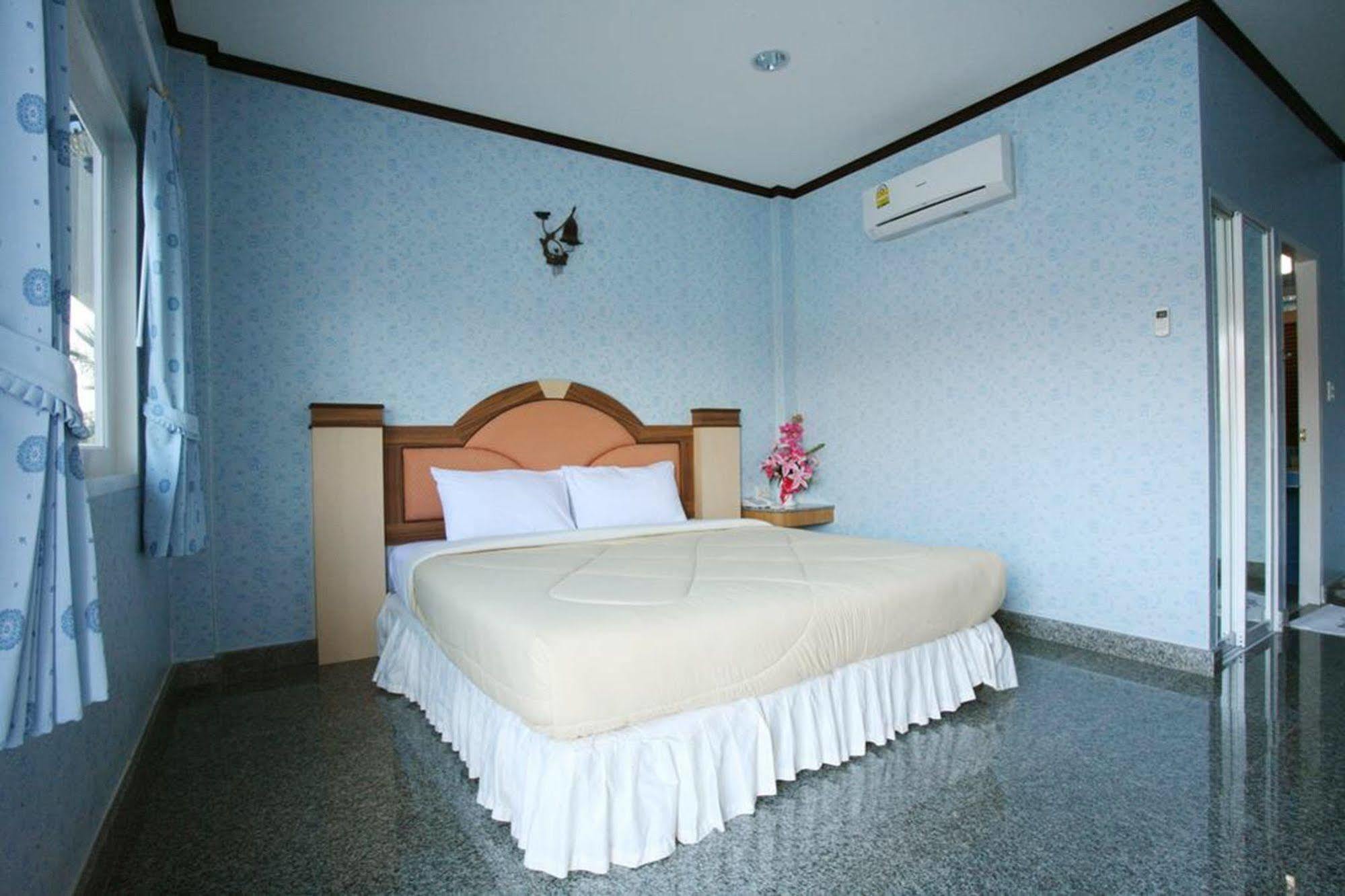 Soda Resort Kamphaeng Phet Buitenkant foto