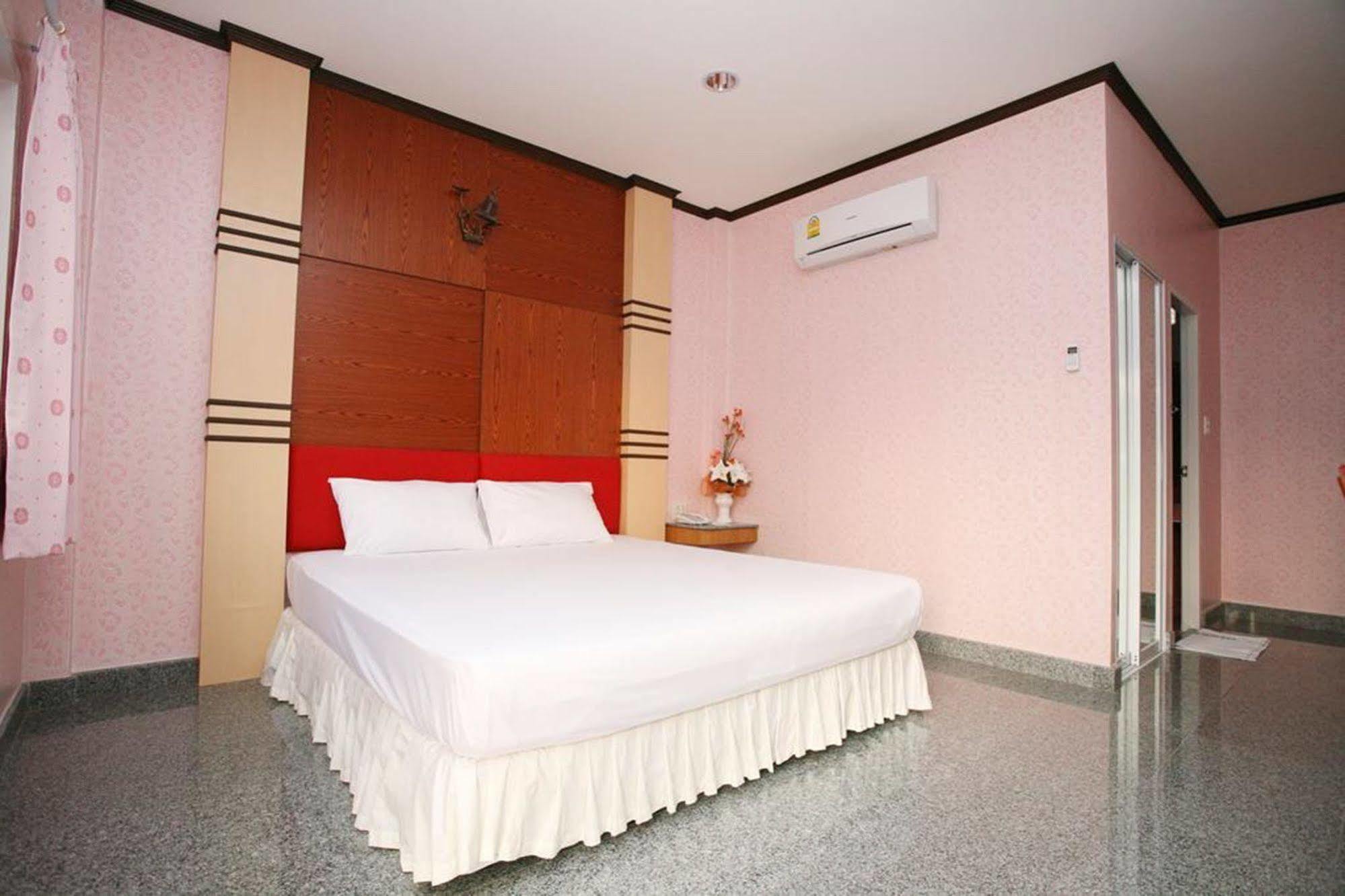Soda Resort Kamphaeng Phet Buitenkant foto