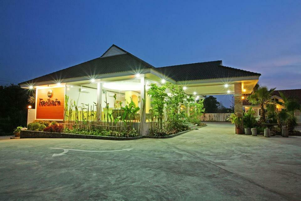 Soda Resort Kamphaeng Phet Buitenkant foto